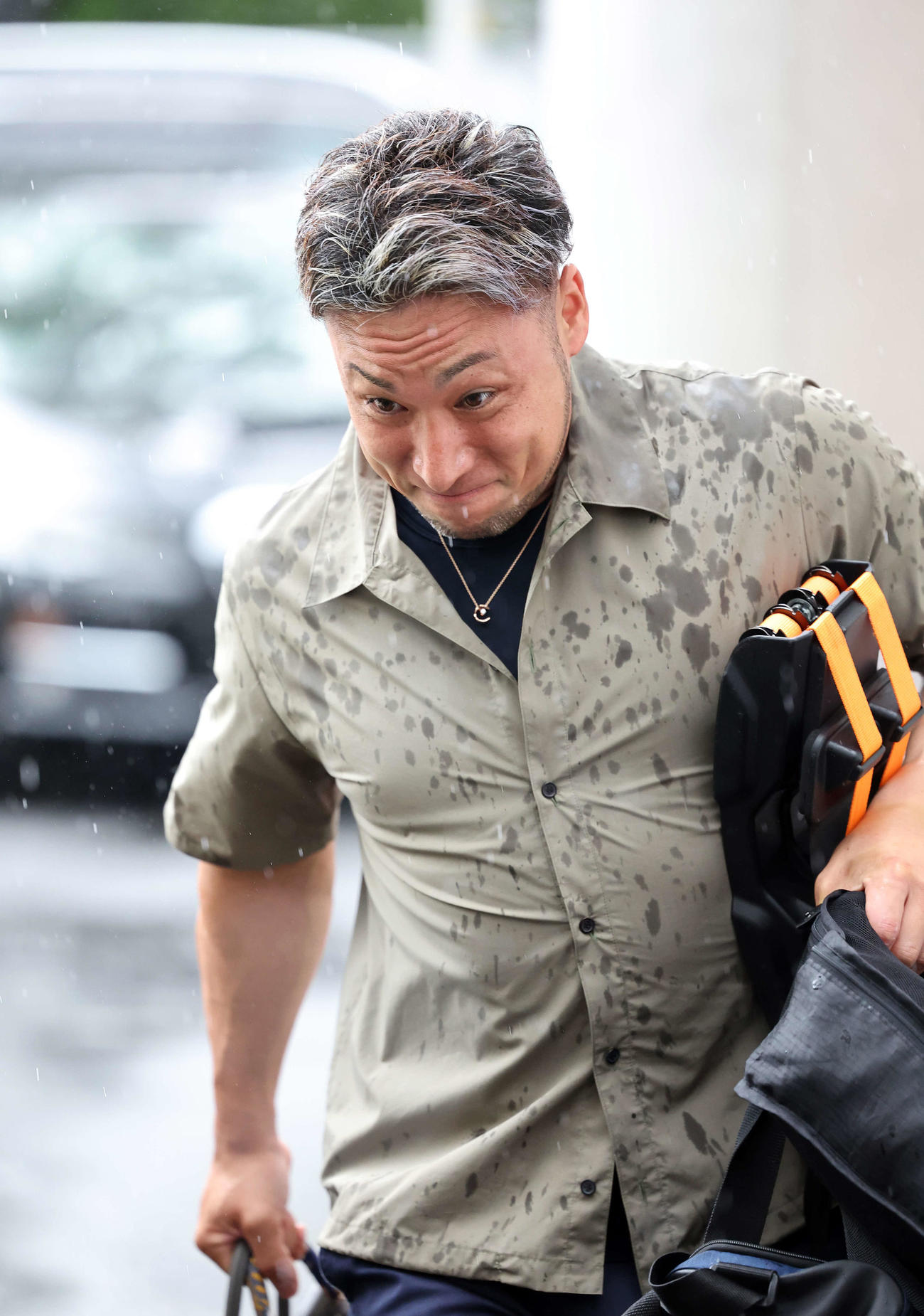 競輪場入りする郡司浩平。単騎でドリームレースに臨む（撮影・鈴木正人）