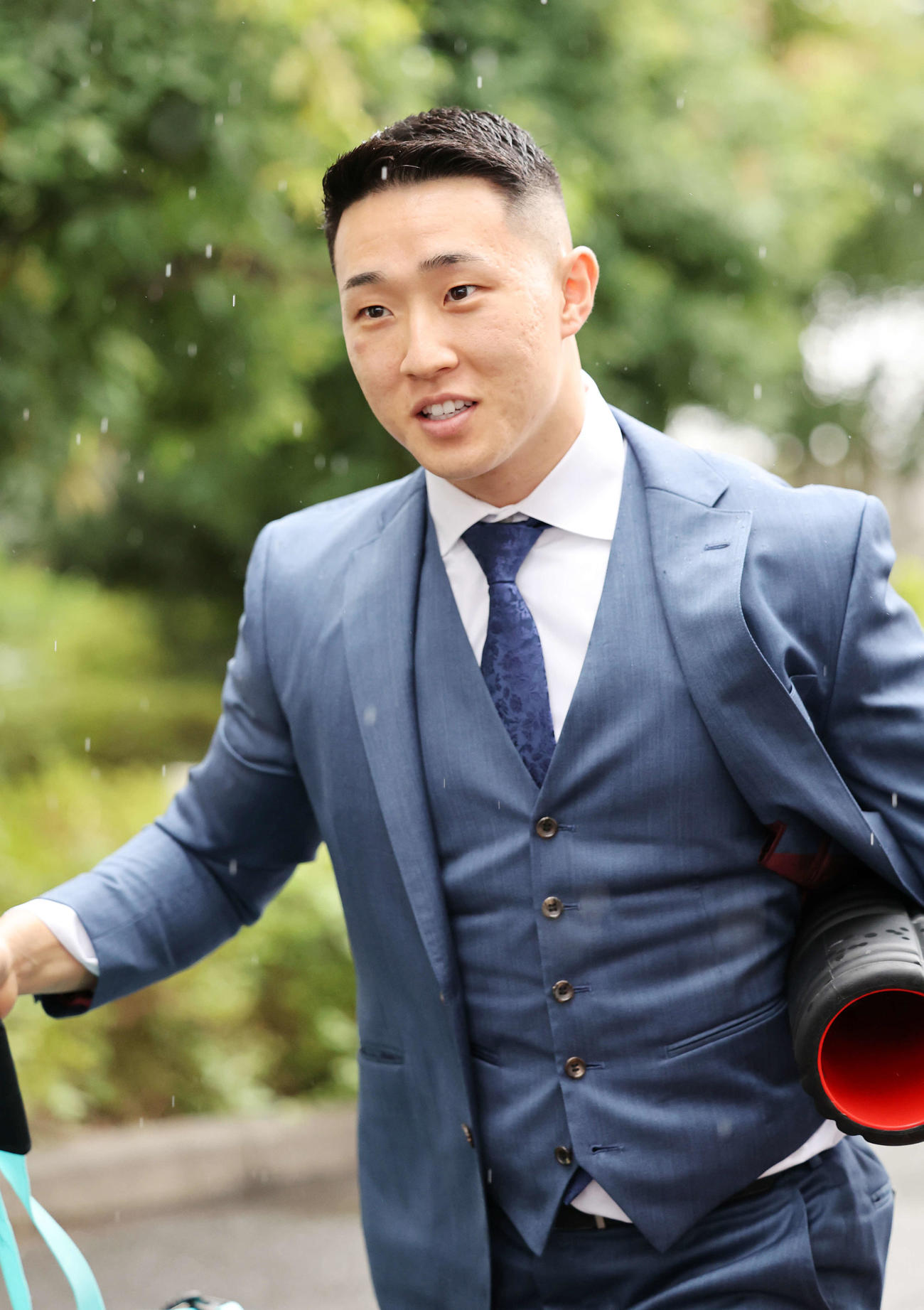 競輪場入りする中野慎詞（撮影・鈴木正人）