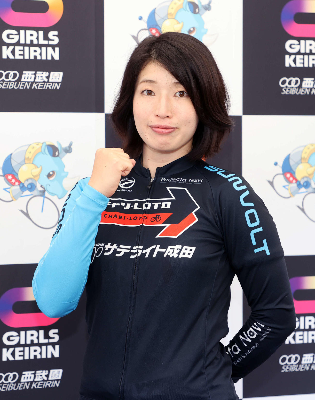 ポーズを決める石井貴子（撮影・鈴木正人）