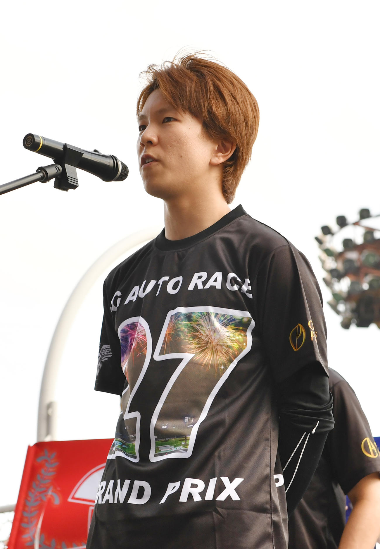 優勝戦選手紹介であいさつする鈴木圭一郎（撮影・柴田隆二）