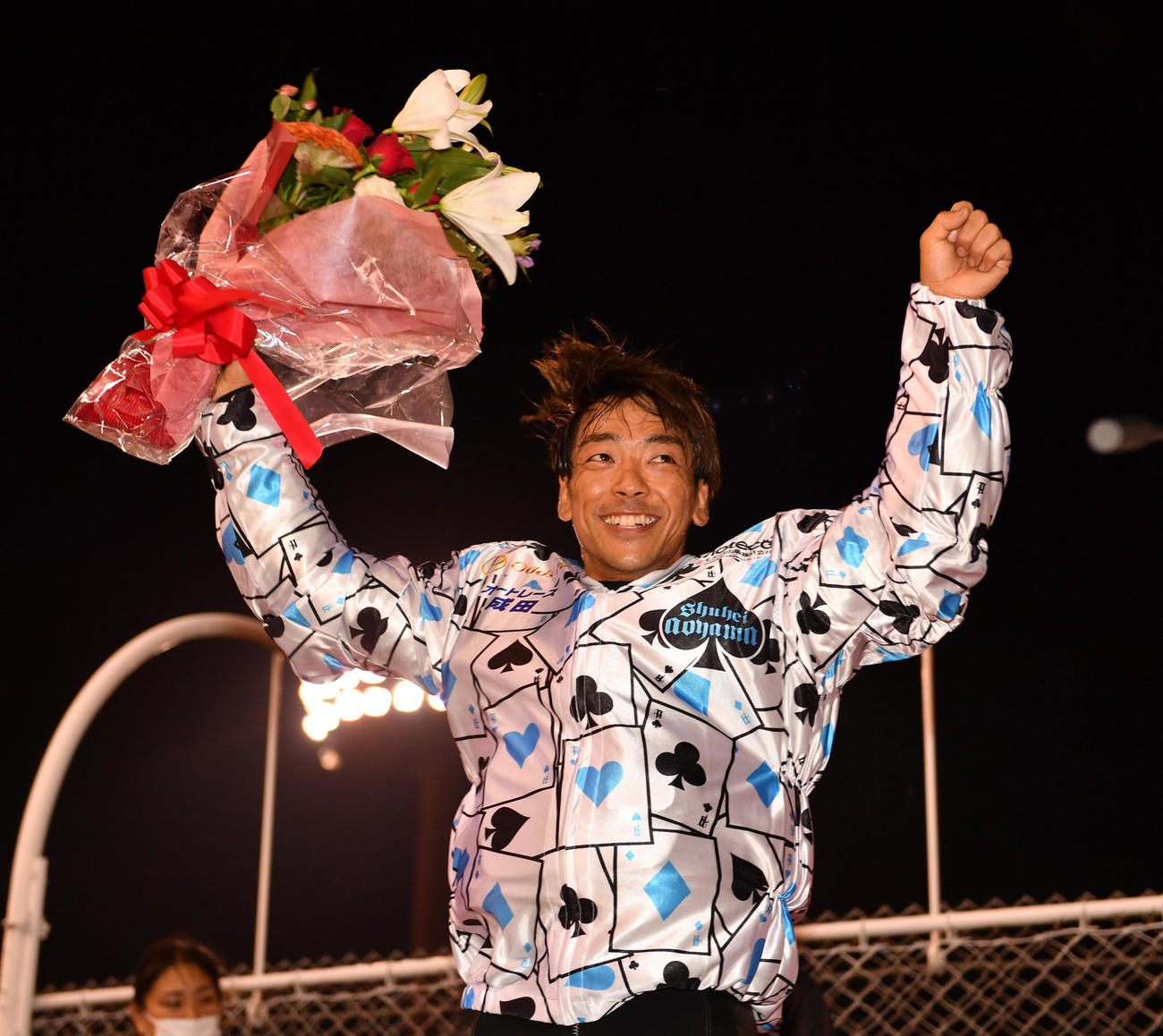 グランプリ優勝の青山周平はガッツポーズする（撮影・柴田隆二）