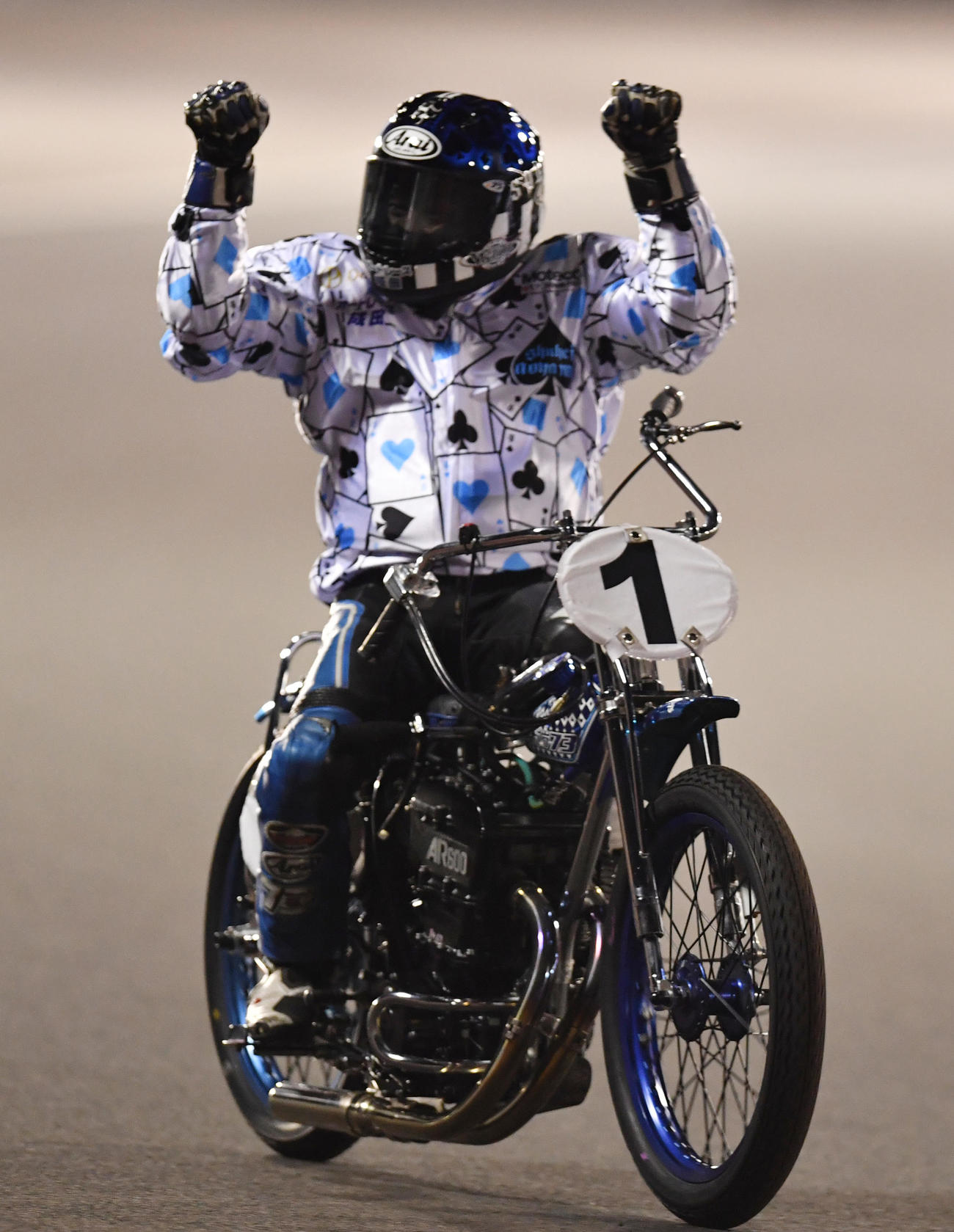 グランプリ優勝の青山周平はウイニングランをする（撮影・柴田隆二）