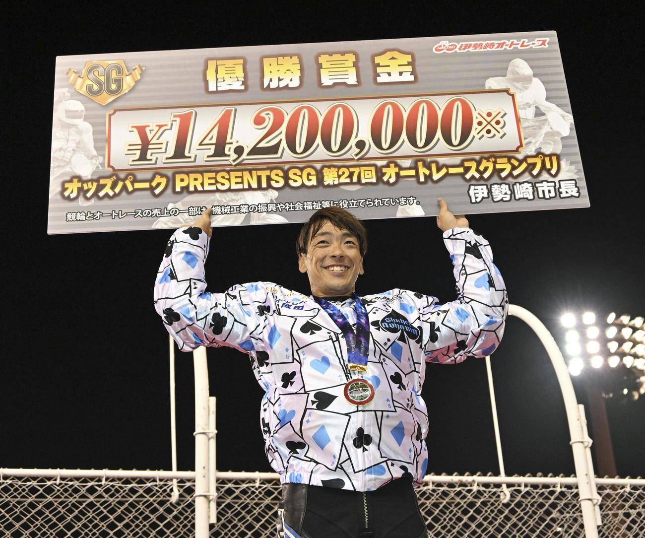 優勝しポーズをとる青山周平（共同）
