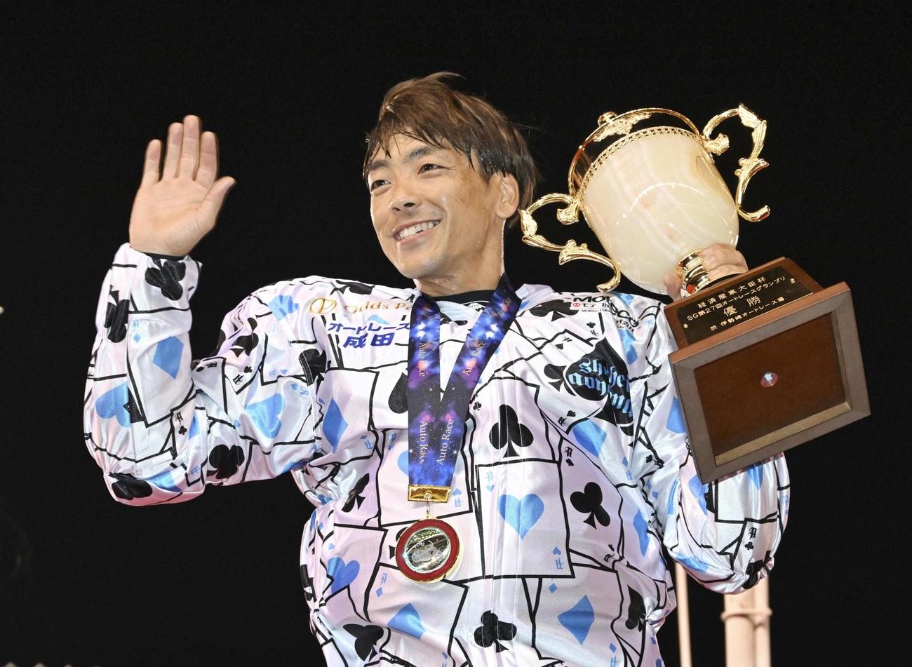 優勝しポーズをとる青山周平（共同）