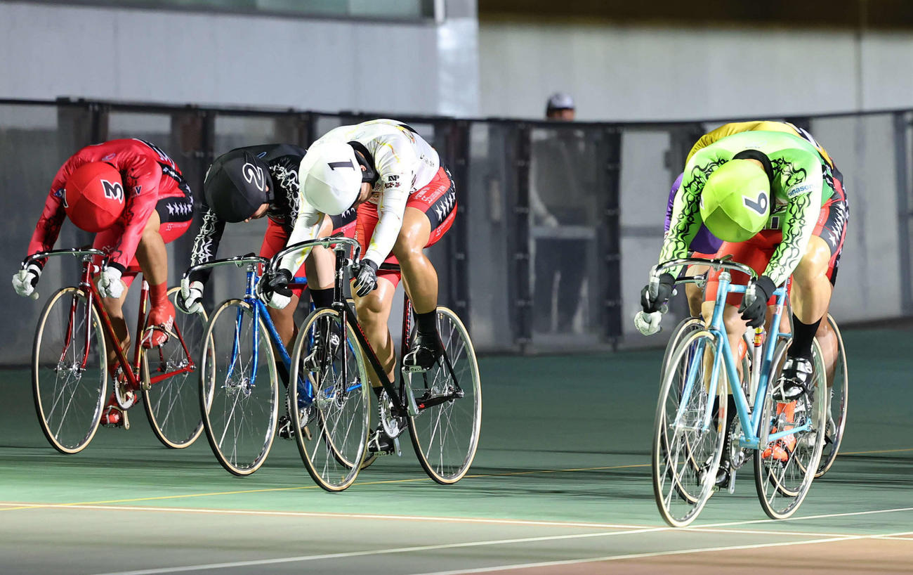ドリームレースを制した新田祐大（右）（撮影・鈴木正人）