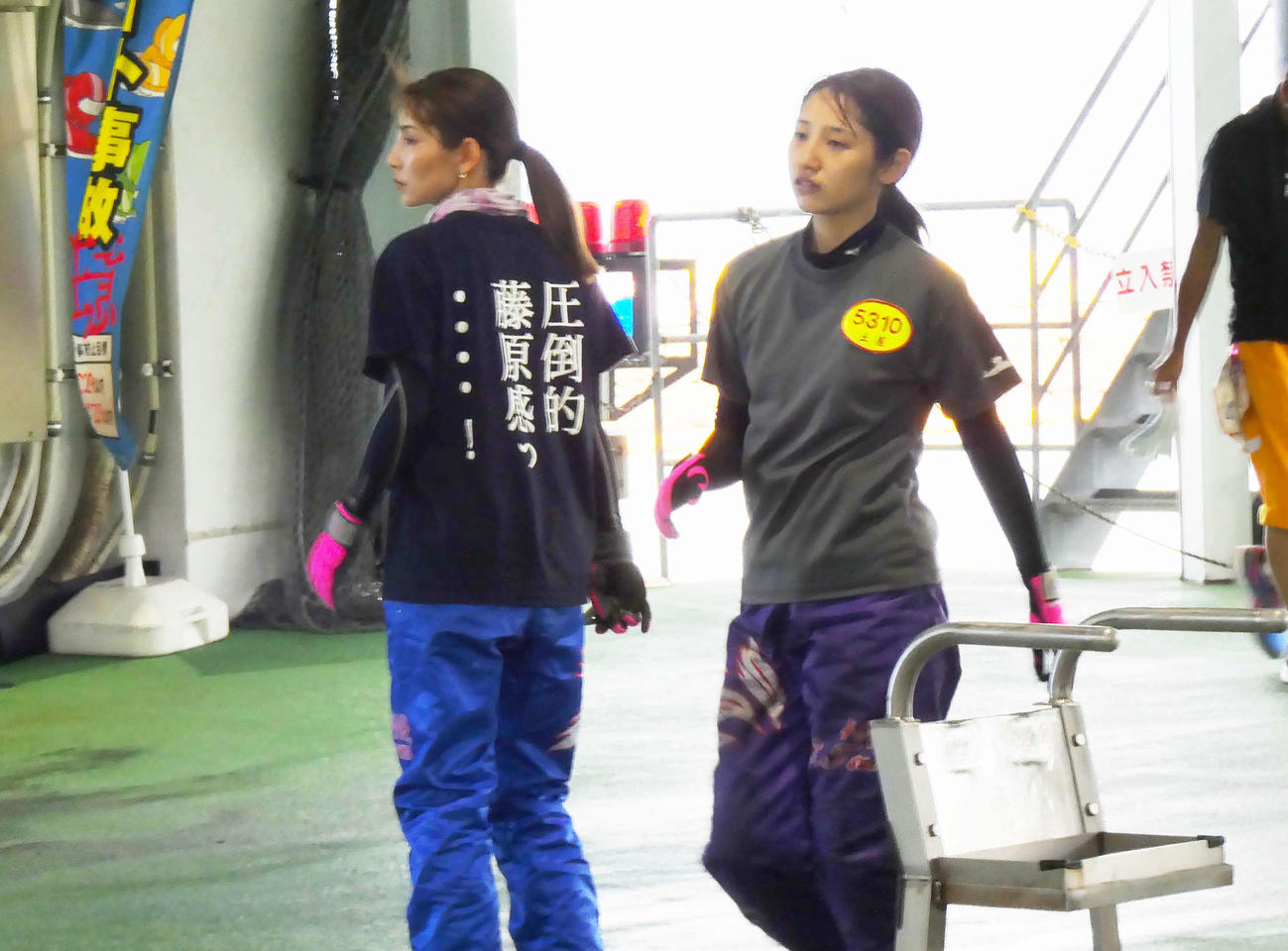 左から土屋姉妹の南と蘭（2023年8月11日撮影）
