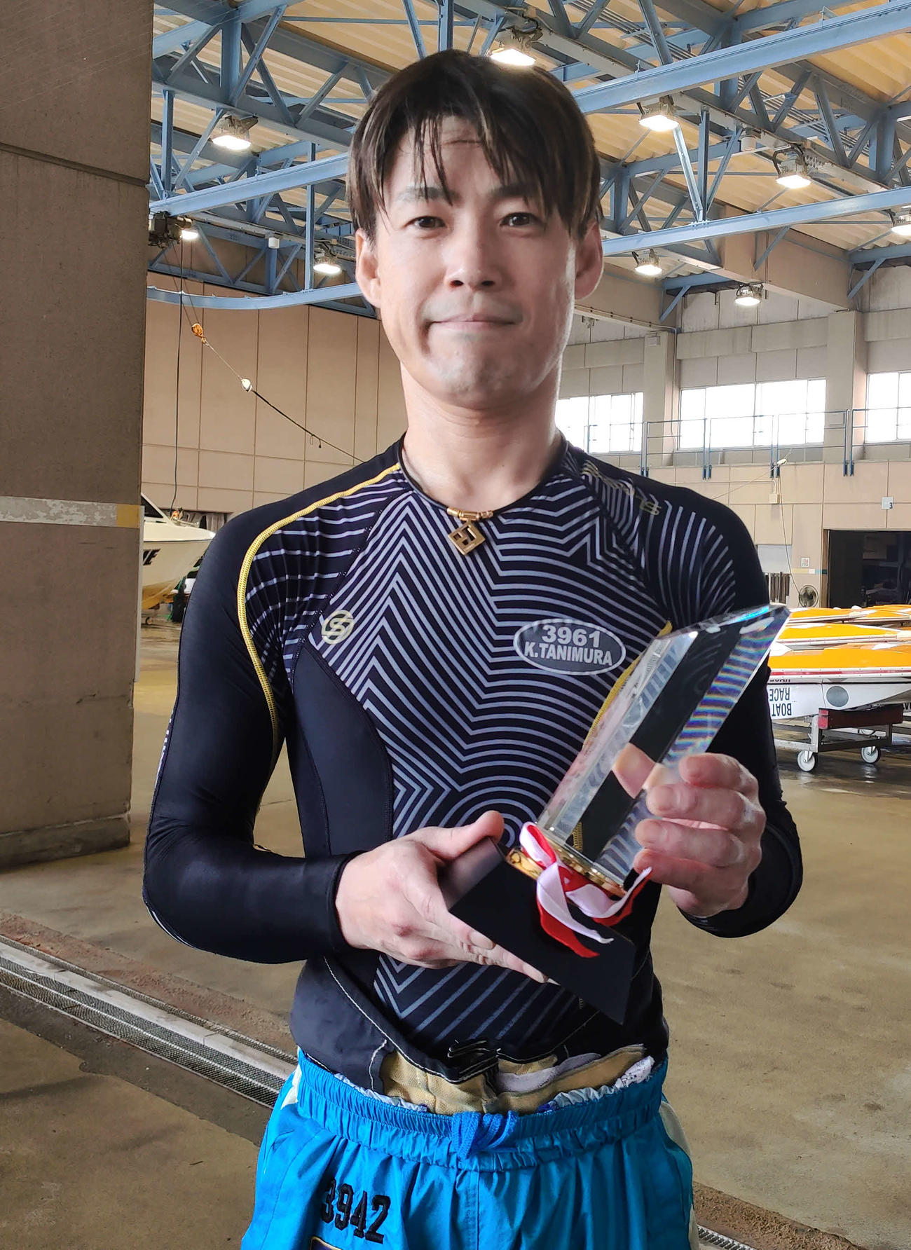 今年2度目のVをイン逃げで飾った谷村一哉（撮影・渕上知）