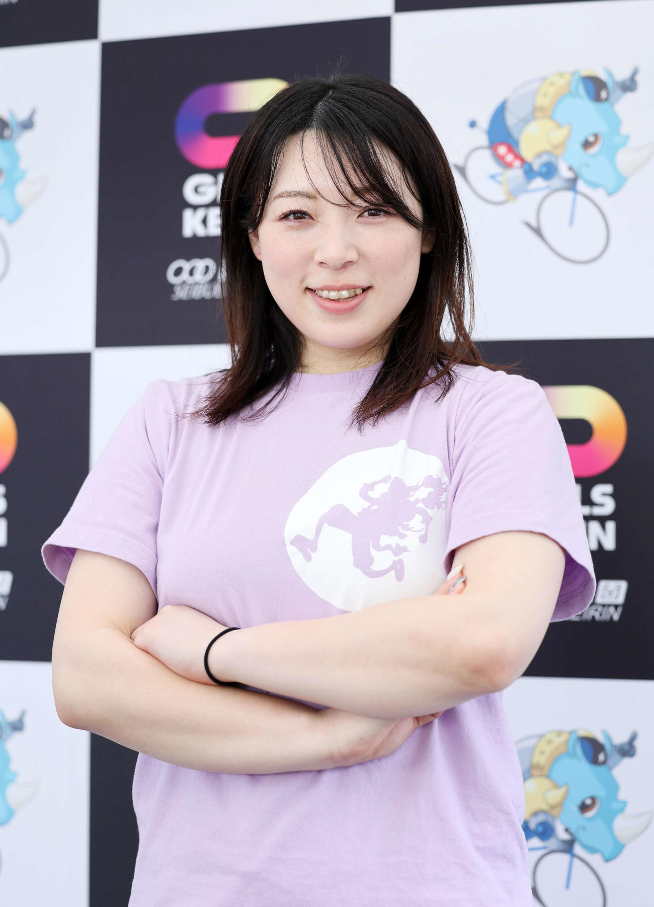 ポーズを決める児玉碧衣（撮影・鈴木正人）