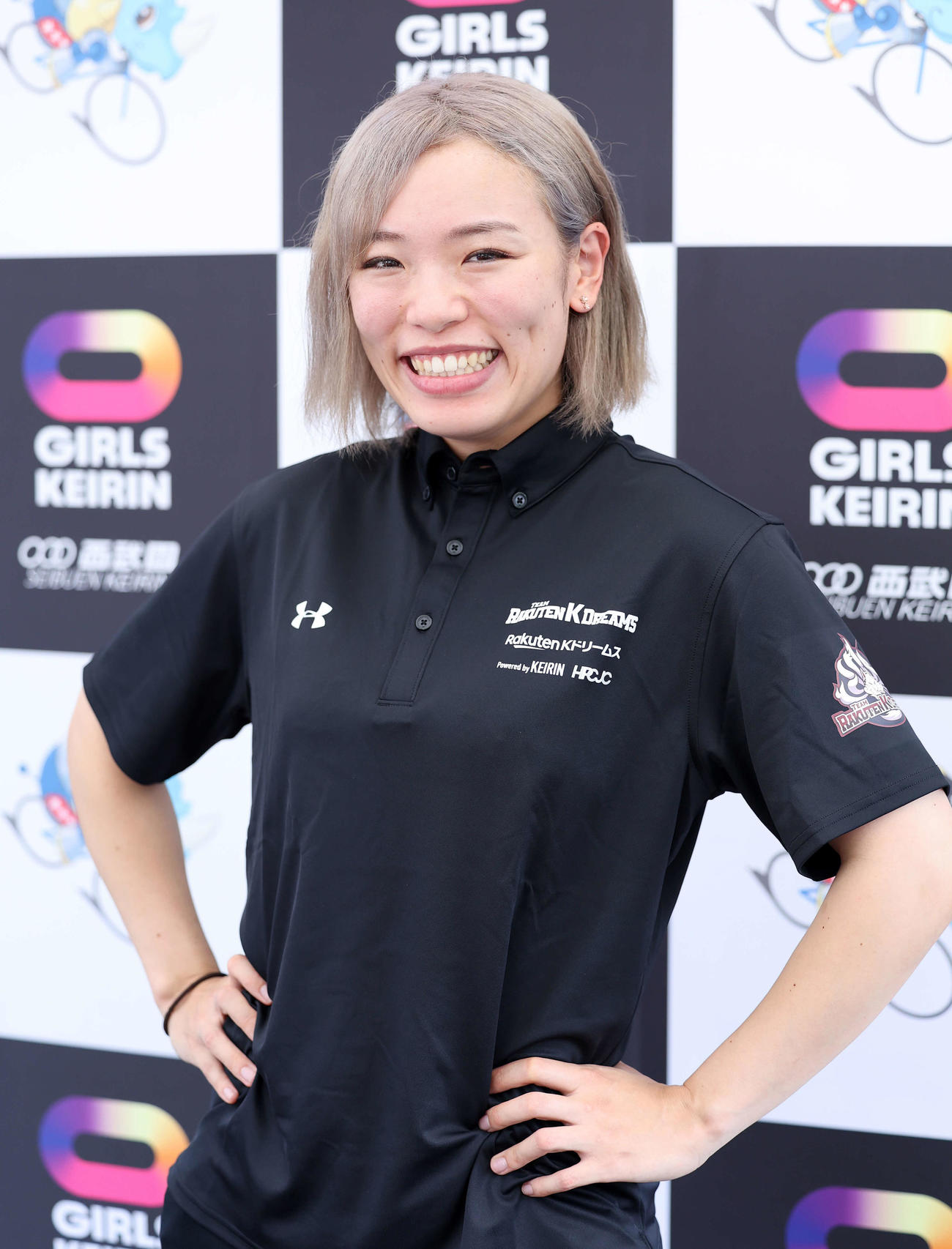 ポーズを決める佐藤水菜（撮影・鈴木正人）