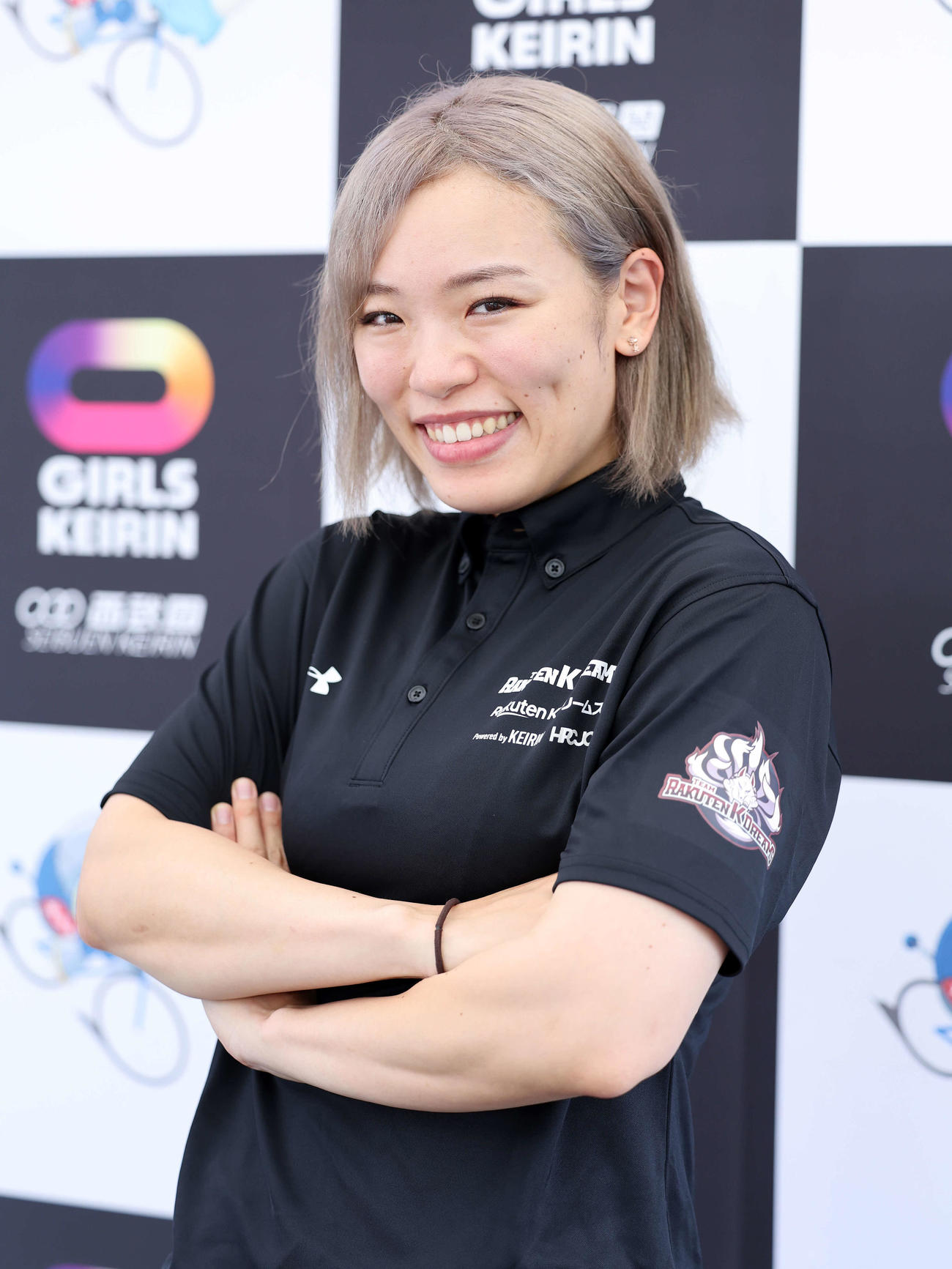 ポーズを決める佐藤水菜（撮影・鈴木正人）