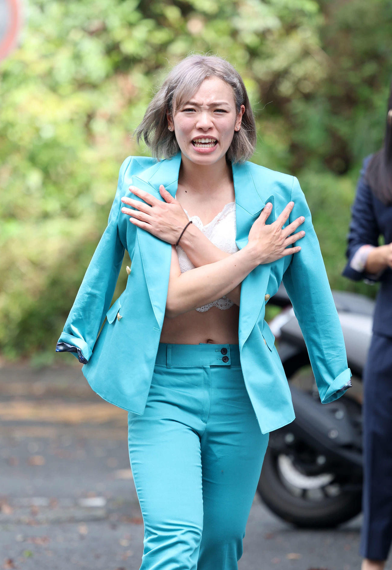 競輪場入りする佐藤水菜（撮影・鈴木正人）