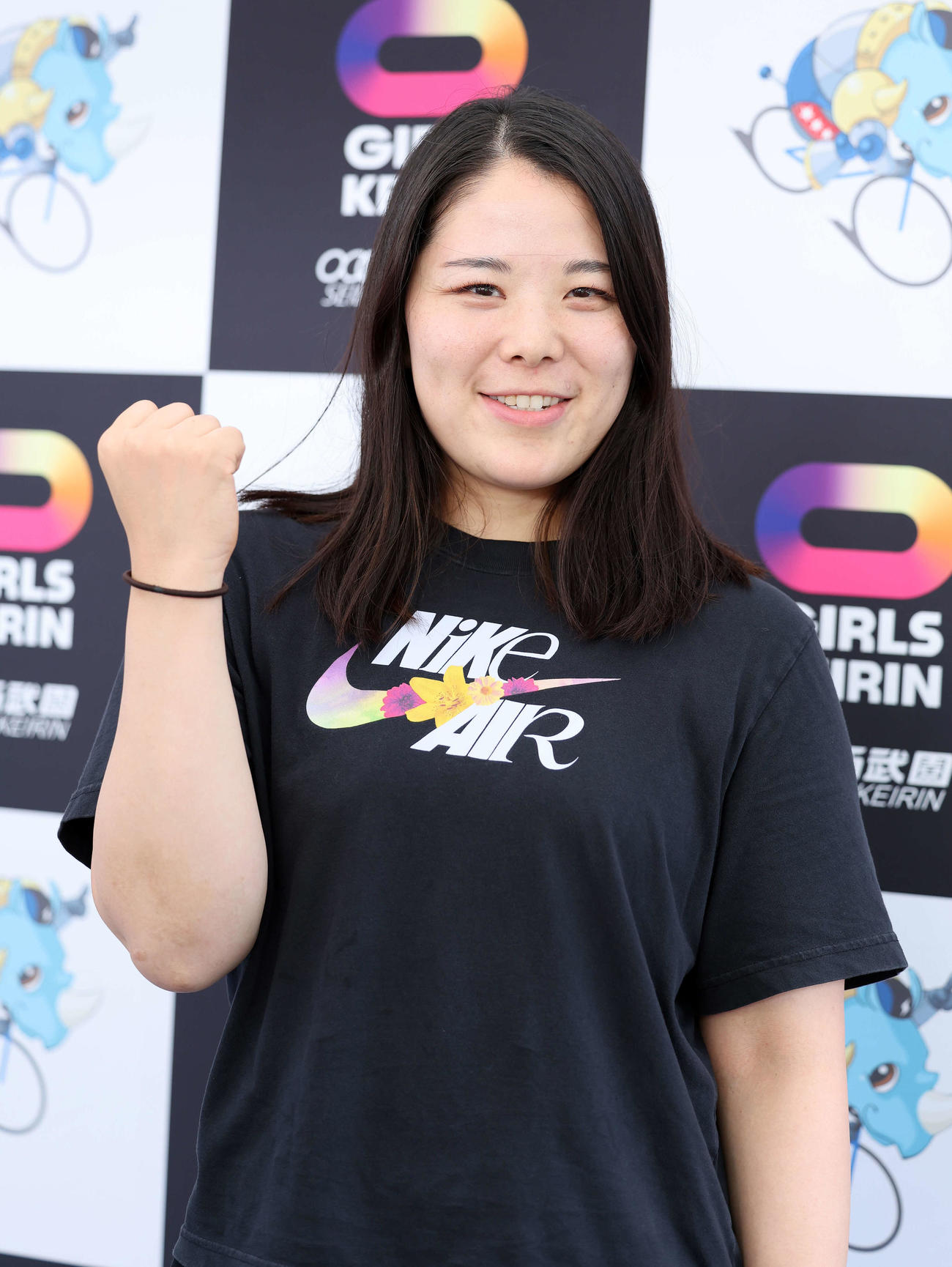 ポーズを決める小林優香（撮影・鈴木正人）