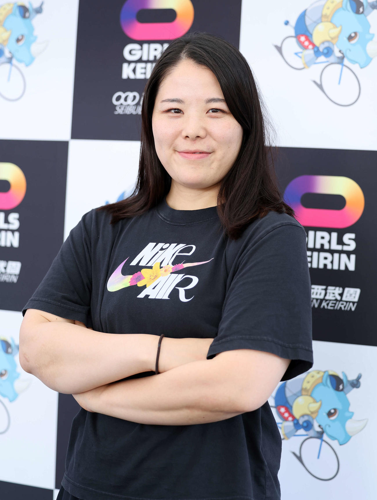 ポーズを決める小林優香（撮影・鈴木正人）