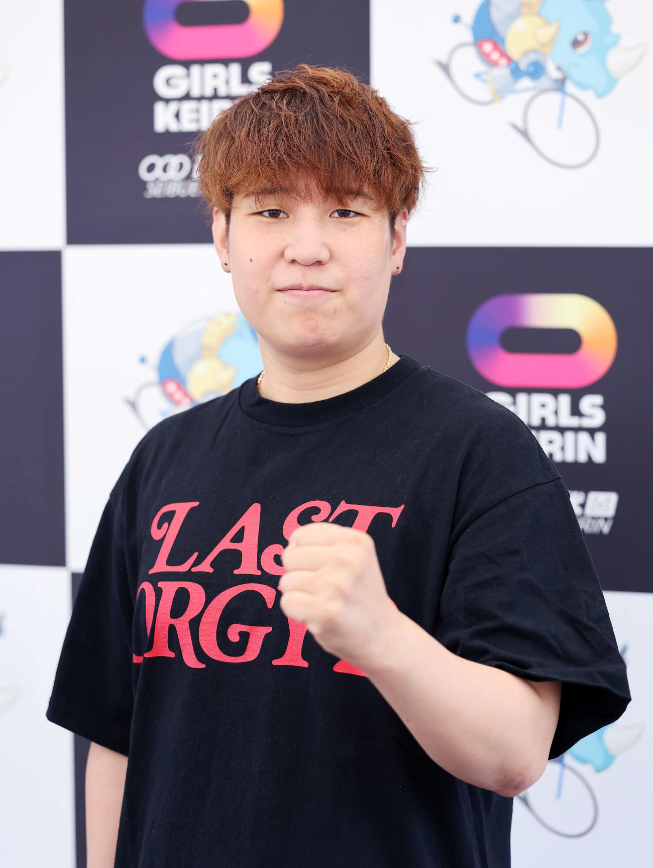 ポーズを決める柳原真緒（撮影・鈴木正人）