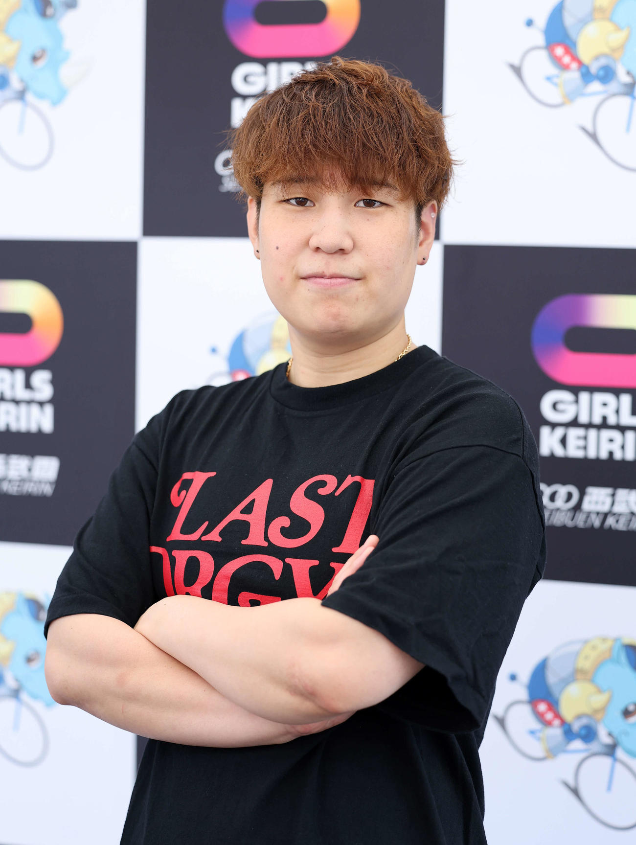 ポーズを決める柳原真緒（撮影・鈴木正人）