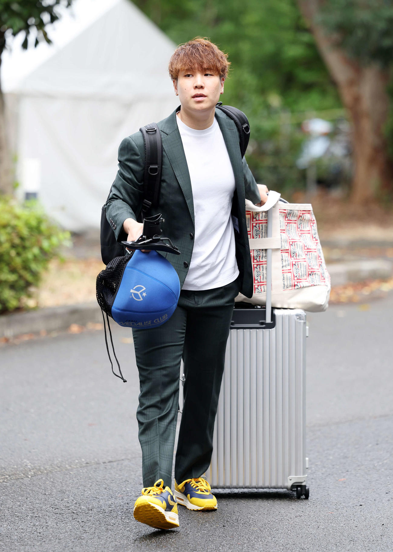 競輪場入りする柳原真緒（撮影・鈴木正人）