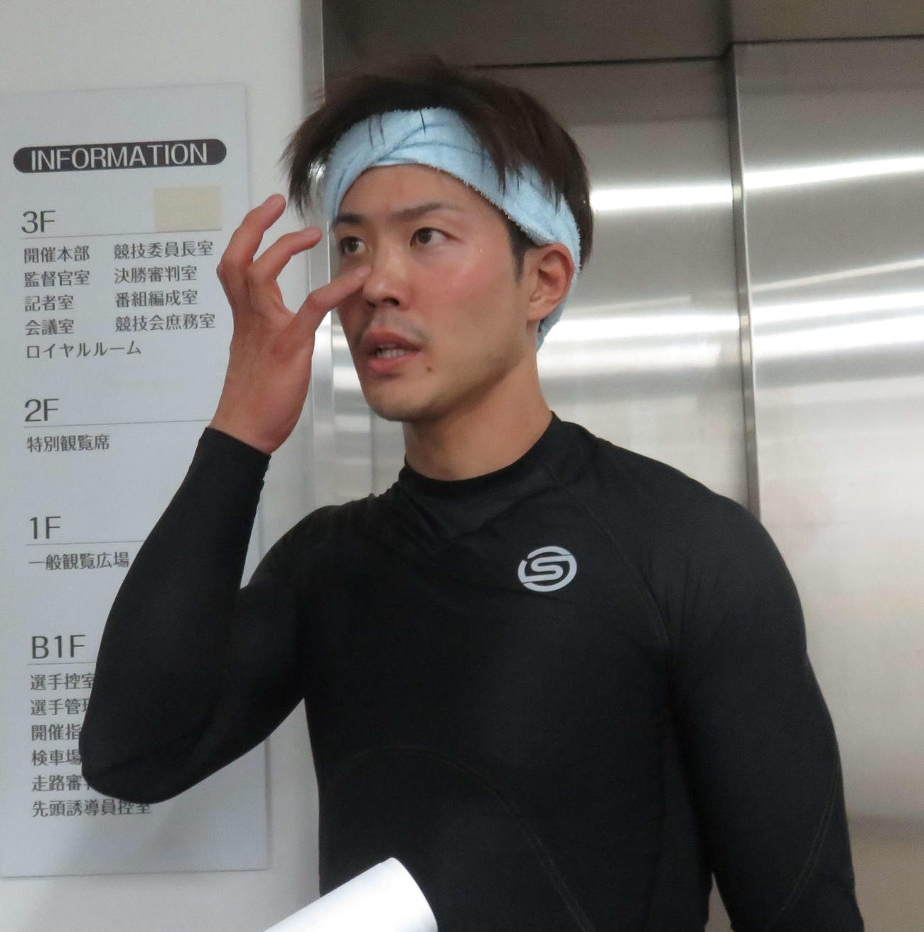 逃げっぷりの良さが光る藤井栄二（撮影・野島成浩）
