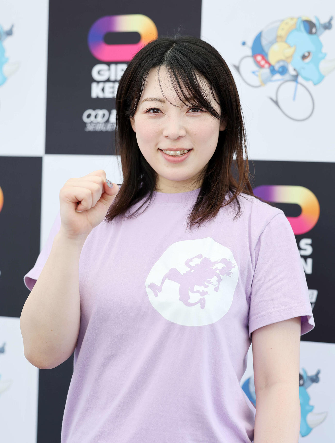 ポーズを決める児玉碧衣（撮影・鈴木正人）