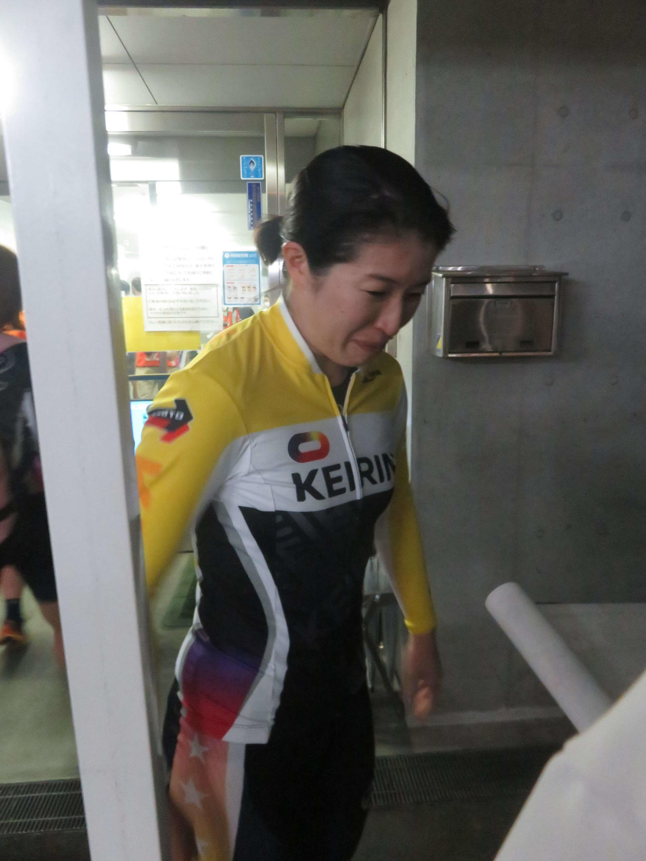 涙をこらえつつレースを振り返る石井貴子
