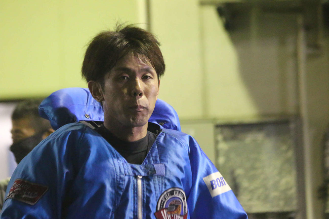 前節、羽野直也が優勝した32号機を手にした坂口貴彦
