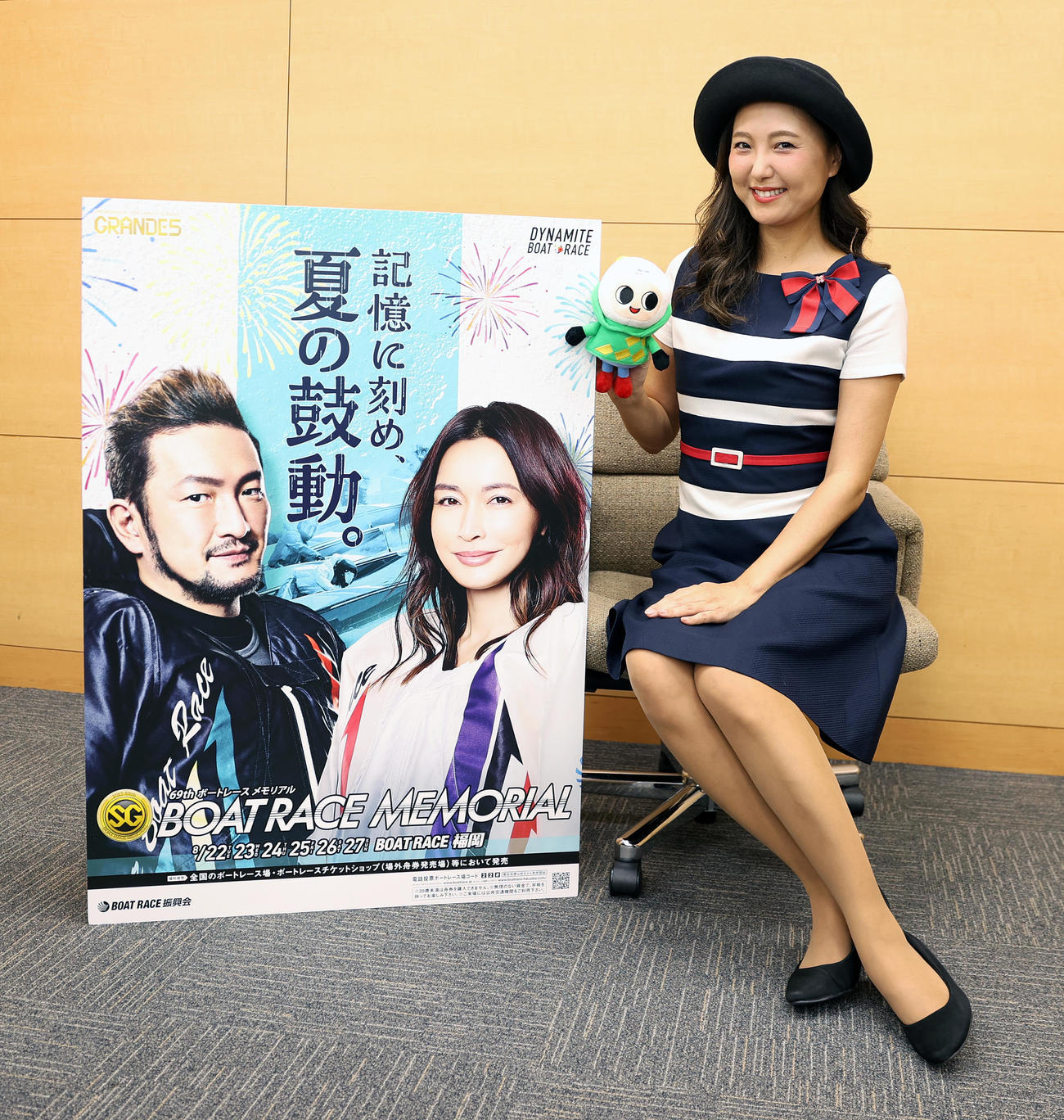 ボートレース福岡「SG第69回ボートレースメモリアル」のPRで来社したペラジェンヌ（撮影・大野祥一）