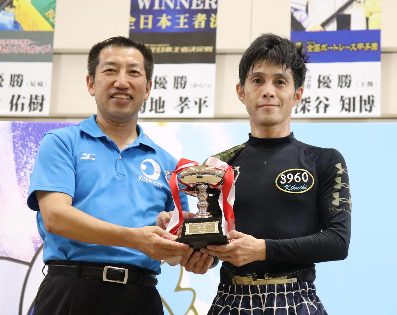 菊地孝平（右）が、イン速攻で夏のオール静岡を制した。左は影山剛士・湖西市長