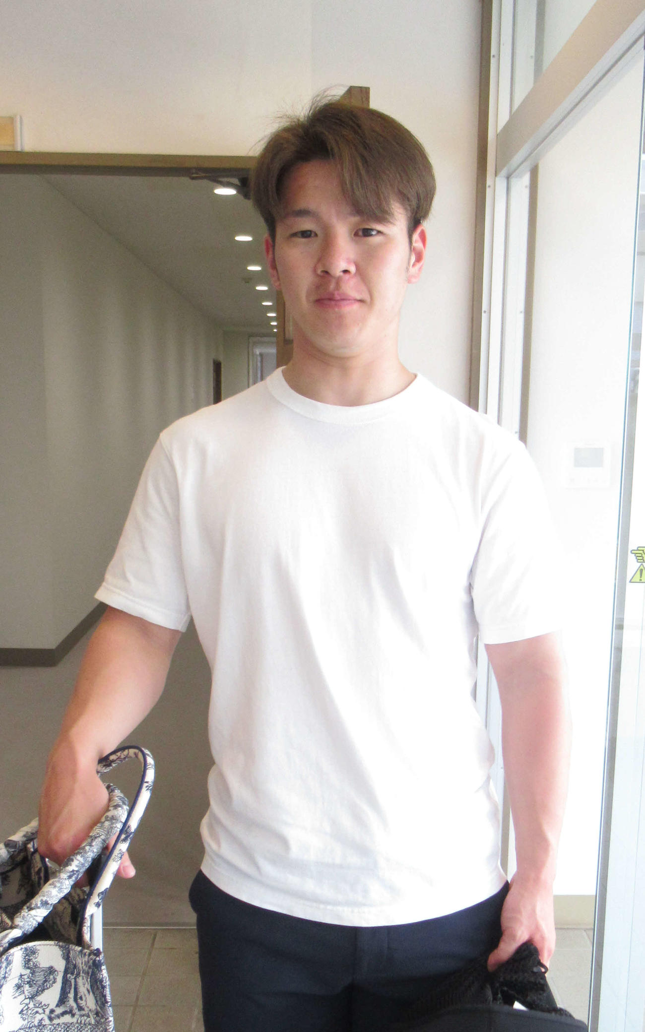立部楓真が地獄の新幹線移動でお疲れモード（撮影・山田敏明）