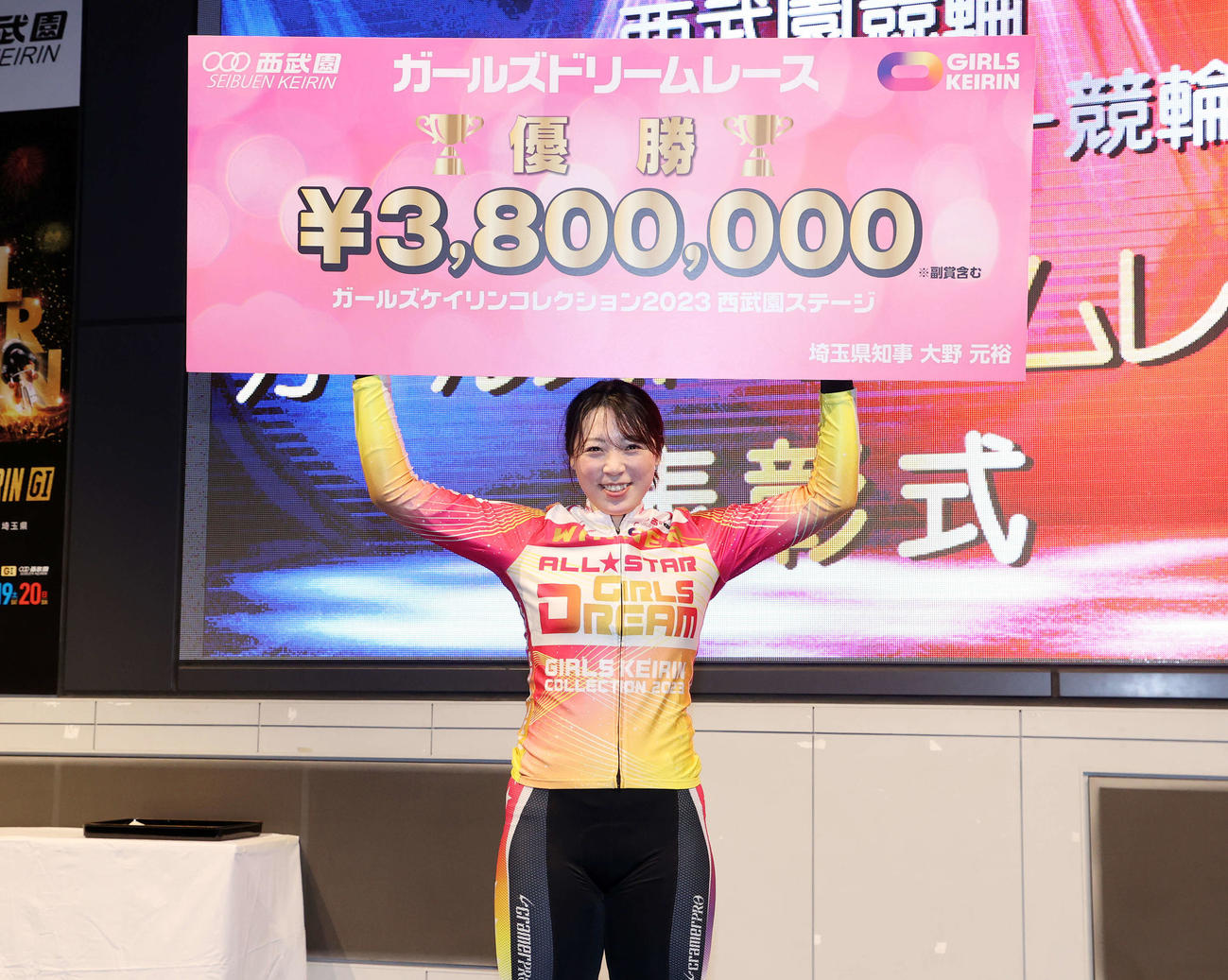 賞金ボードを手に笑顔を見せる児玉碧衣（撮影・鈴木正人）