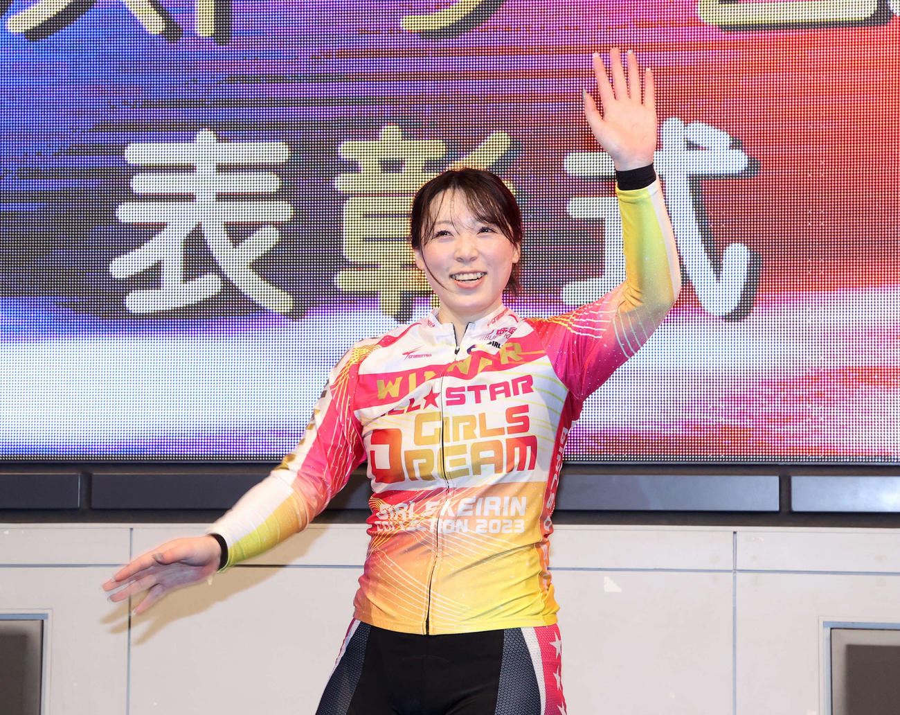 ガールズドリームレースを制しファンに手を振る児玉碧衣（撮影・鈴木正人）