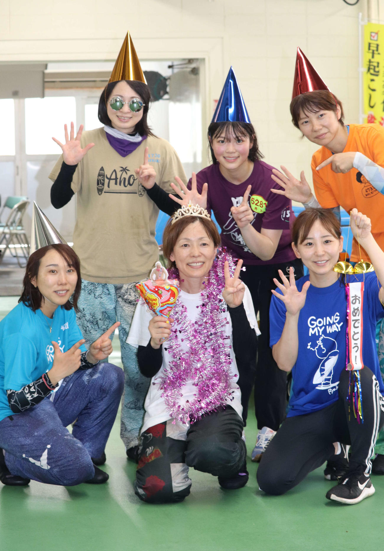 選手仲間から1日の遅れの誕生日を祝ってもらった岩崎芳美。成績も5勝、2着1本と独壇場の岩崎劇場となってきた