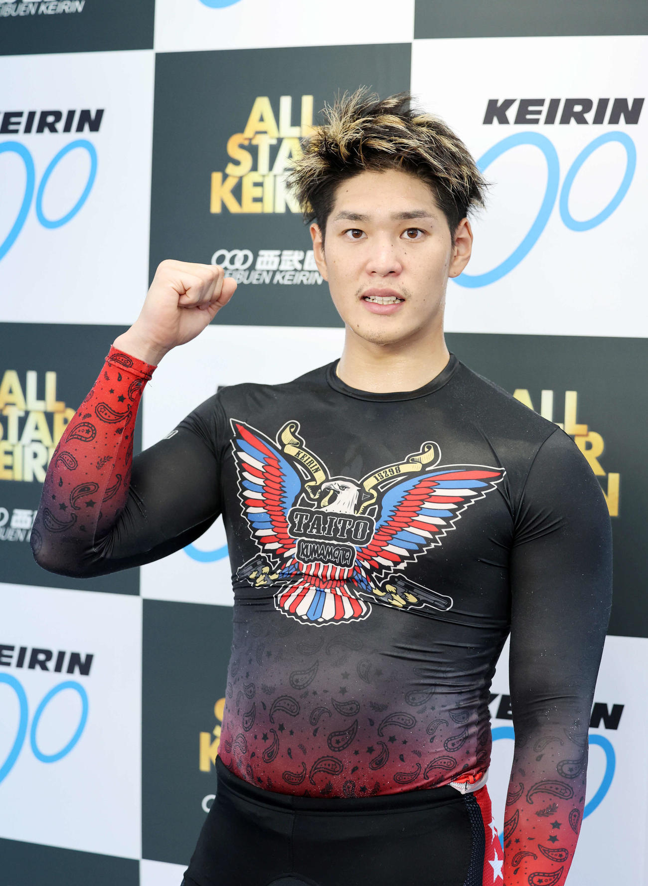 ポーズを決める嘉永泰斗（撮影・鈴木正人）