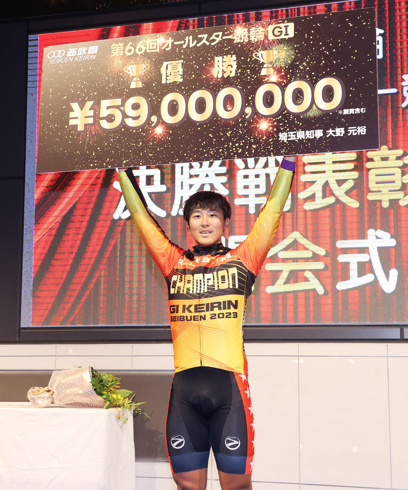 賞金ボードを手に笑顔を見せる真杉匠（撮影・鈴木正人）