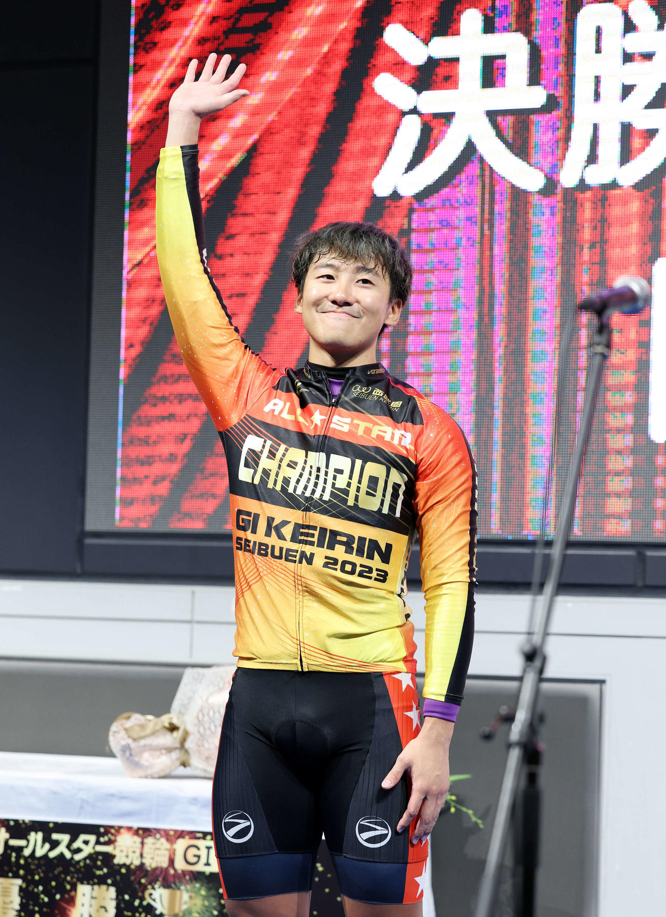 ファンに手を振る真杉匠（撮影・鈴木正人）