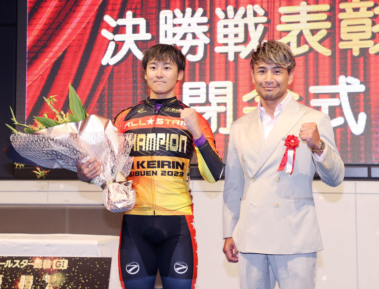 オールスター競輪を制しガッツポーズする真杉匠（左）と魔裟斗（撮影・鈴木正人）