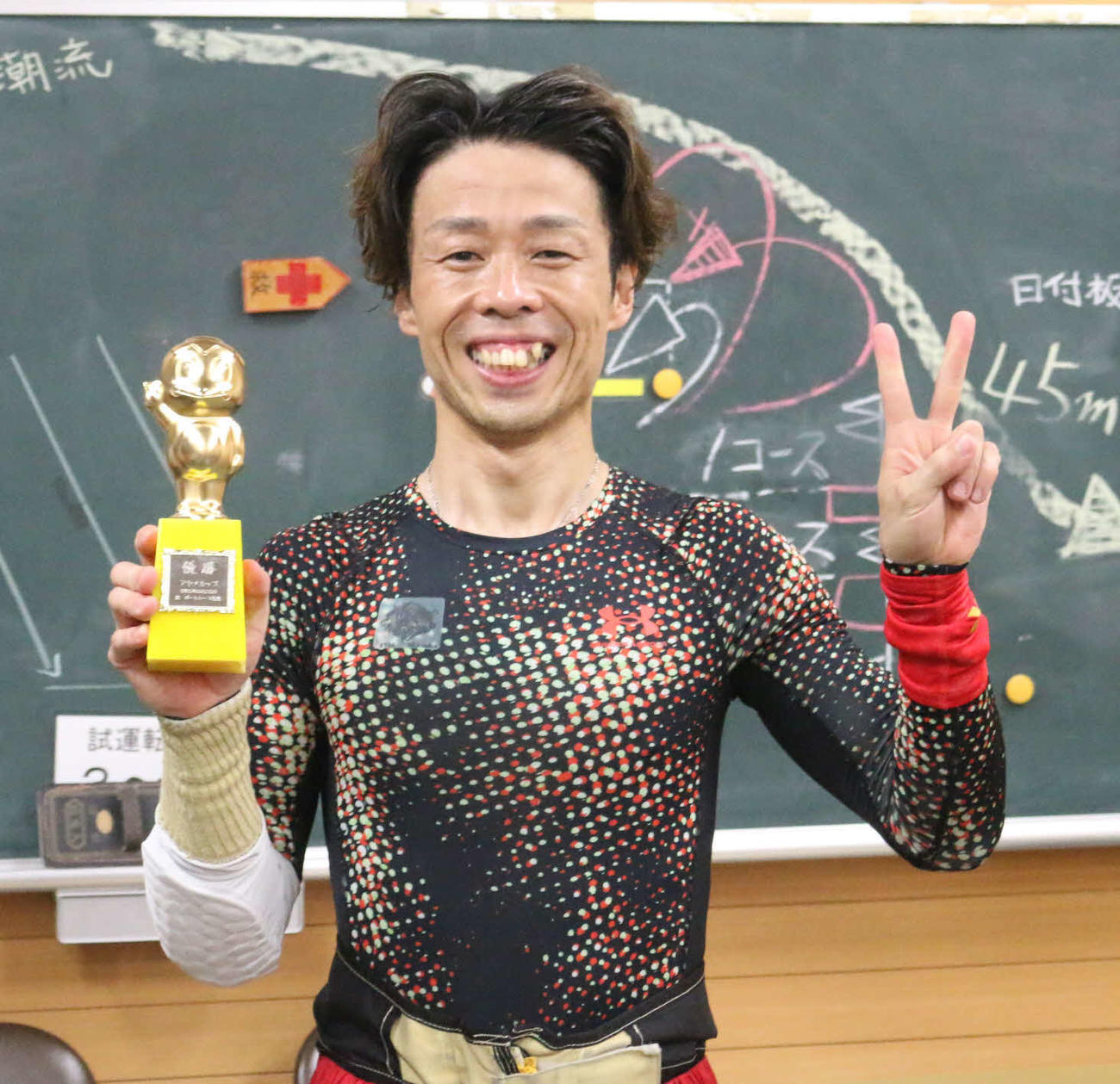 アヤメカップ　逃げて今年初優勝の江夏満はかっぱくんトロフィーを手にVサイン