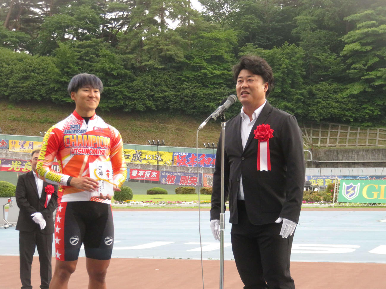 山口貴弘（右）が真杉匠VのG3宇都宮記念表彰式で祝辞を述べた際のひとこま（23年5月21日撮影）