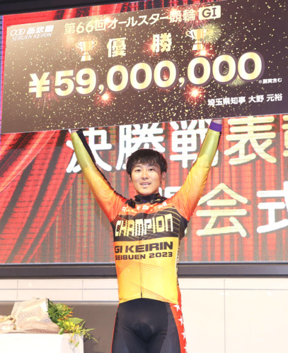 優勝賞金ボードを掲げて笑顔の真杉匠