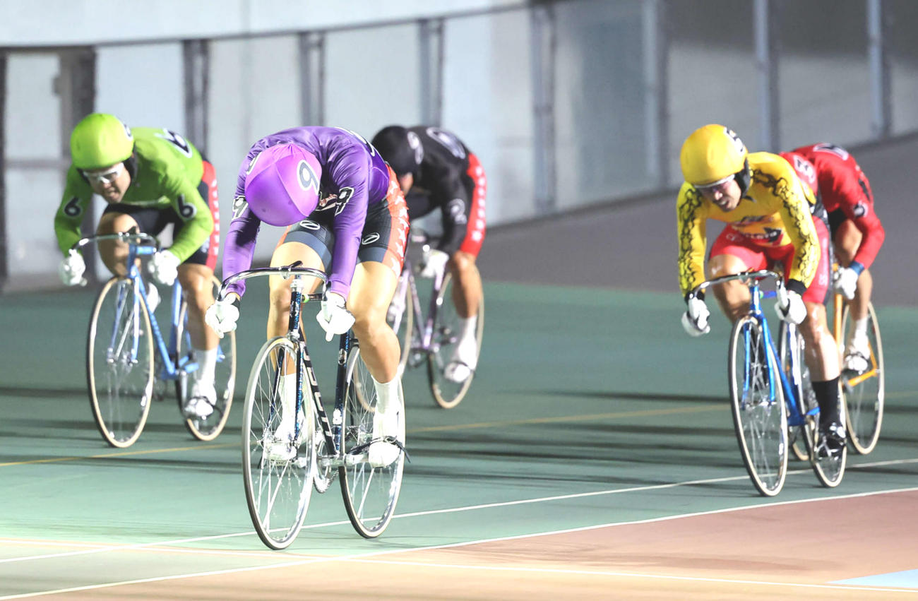 オールスター決勝を1着でゴールする真杉匠（左から2人目）、2着・古性優作（右手前）、3着・武藤龍生（左）