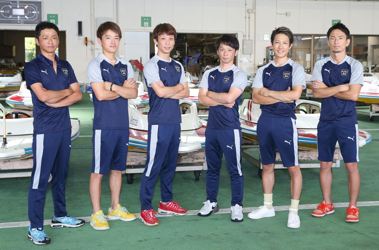 初日ドリーム組は集合写真に納まる、左から石野・羽野・椎名・片岡・深谷・馬場（撮影・冨田成美）