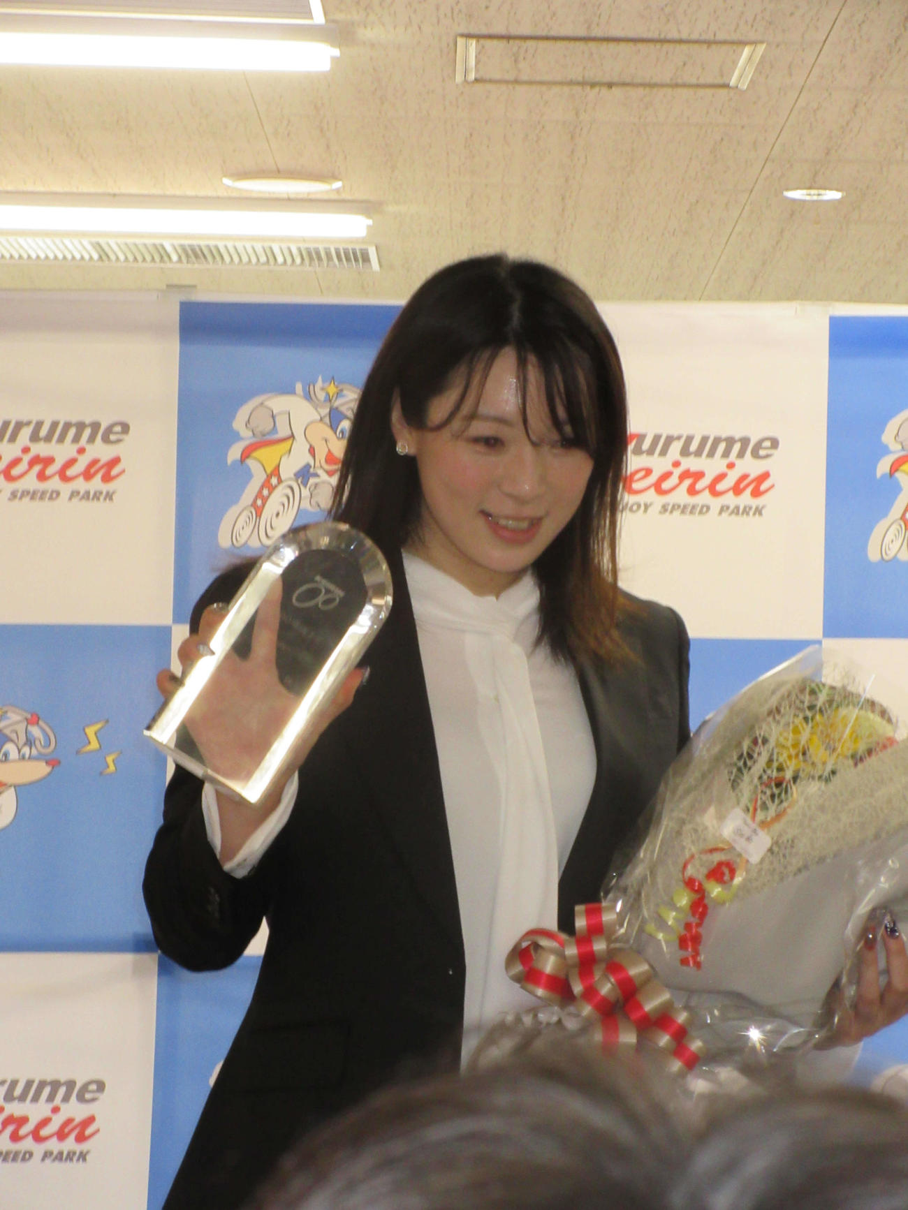 500勝報告会と表彰式で花束と記念品を受け取った児玉碧衣