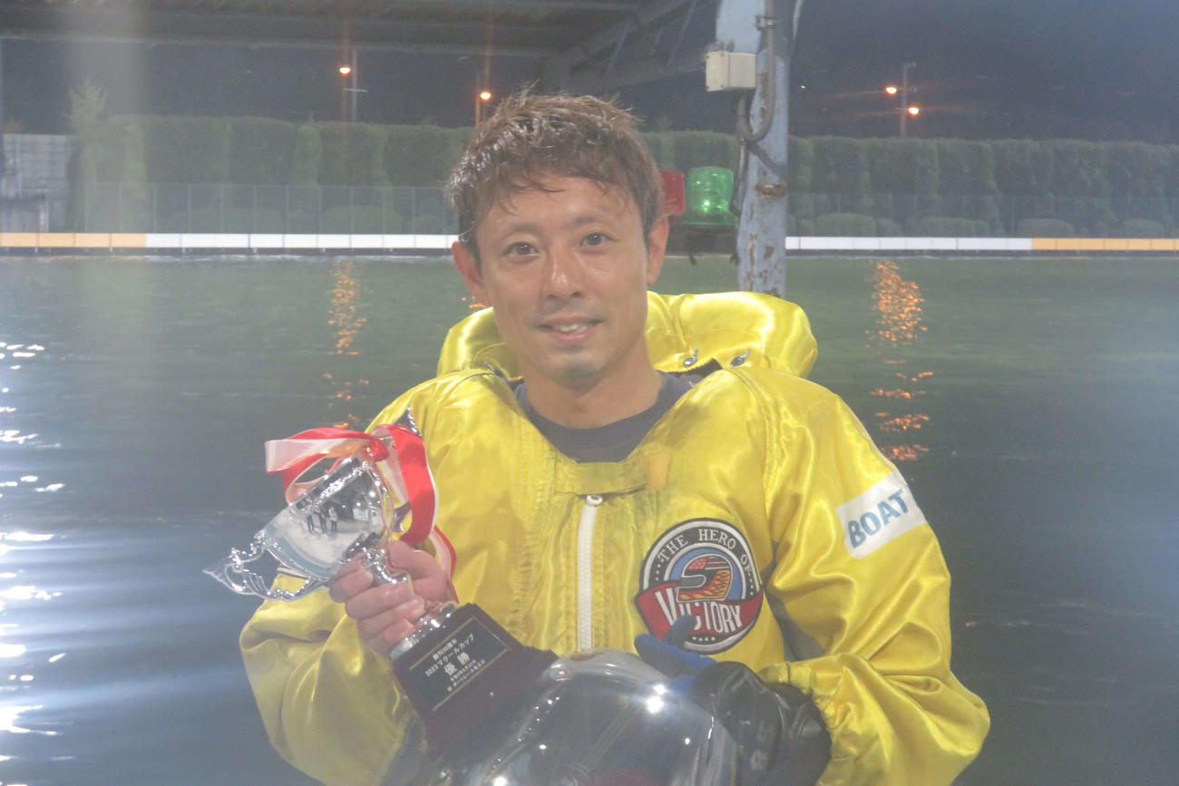 鶴本崇文がまくり差して、約7年ぶりの地元Vを飾った