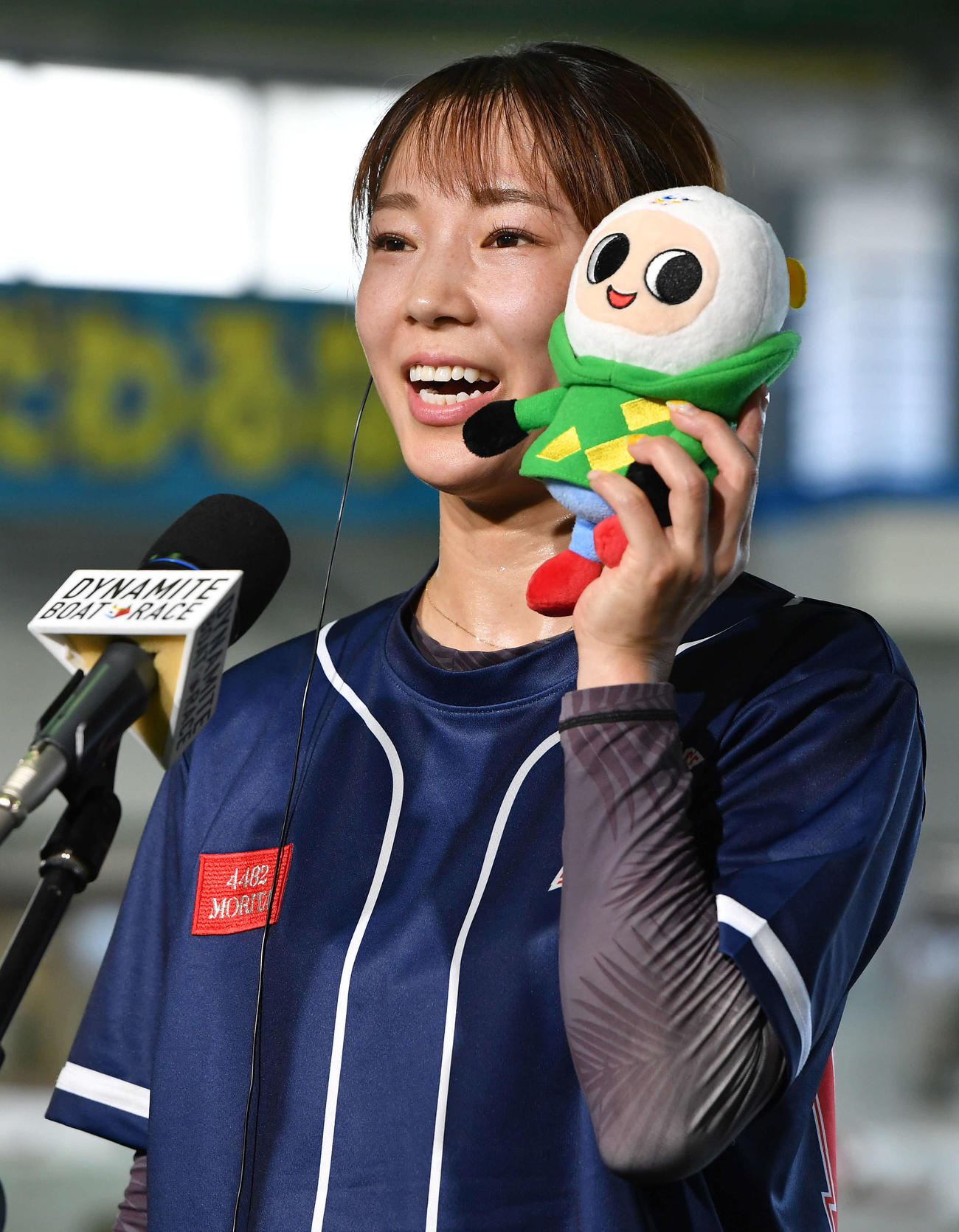 SGボートレースメモリアル3日目　9Rの勝利インタビューでペラ坊のぬいぐるみを手にする4482守屋美穂（撮影・岩下翔太）