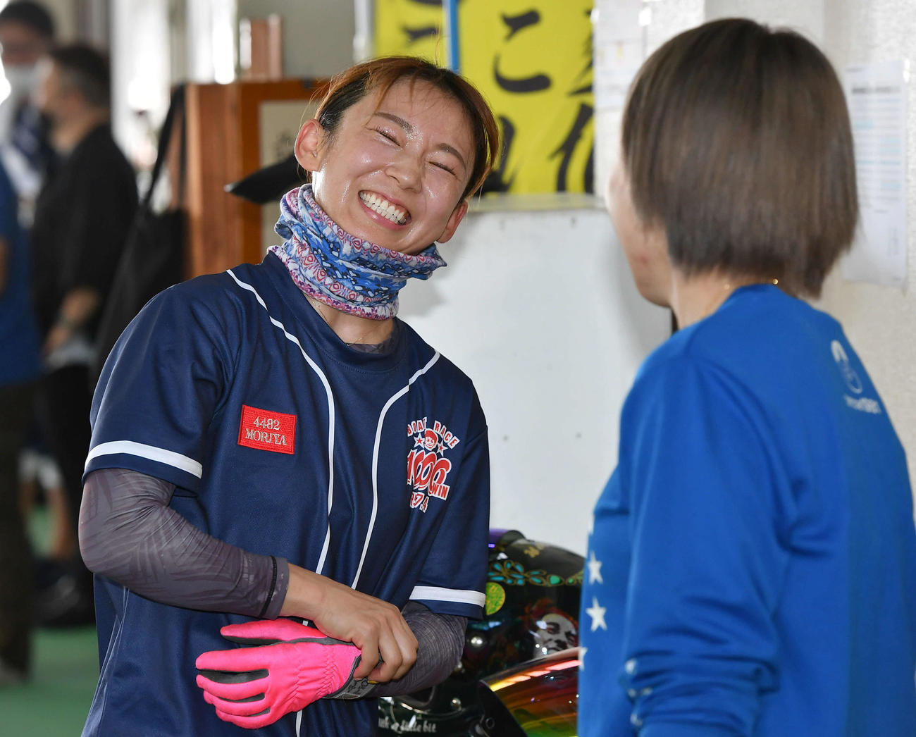 まくり快勝の守屋美穂が高田ひかる（右）と笑顔で話す（撮影・岩下翔太）