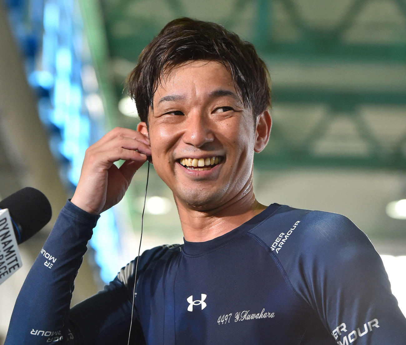 勝利インタビューの前に笑顔を見せる桑原悠