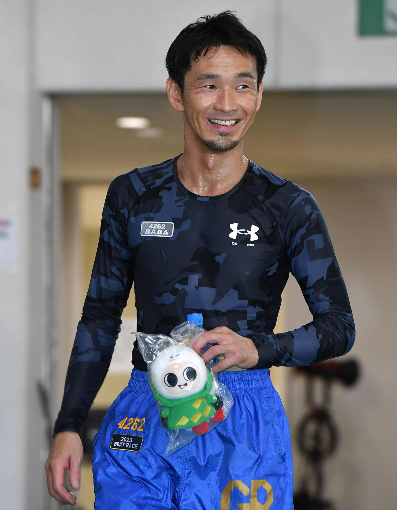 SGボートレースメモリアル5日目　10R準優勝戦、勝利インタビューを終えて笑顔で移動する馬場貴也（撮影・岩下翔太）