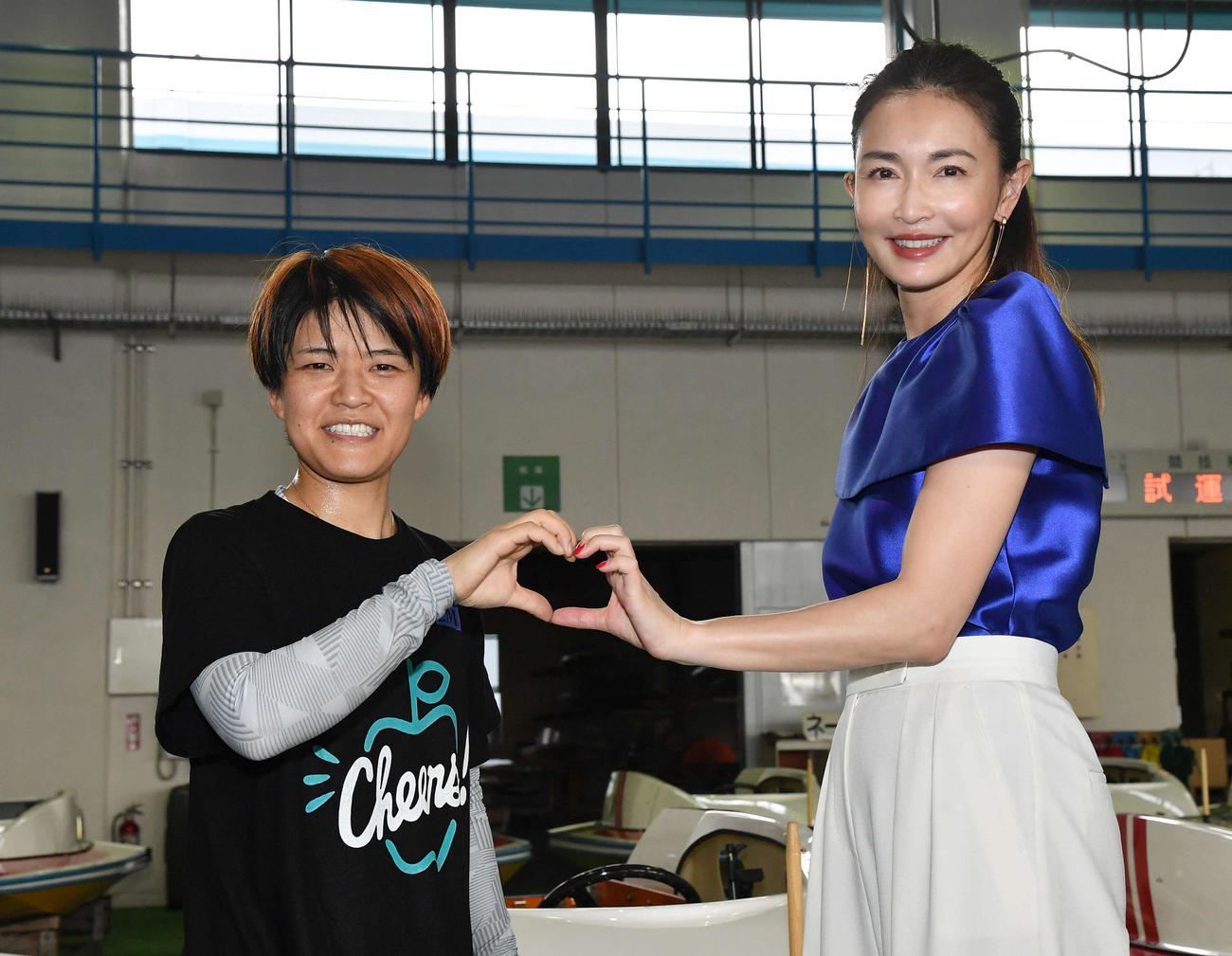 SGボートレースメモリアル最終日　福岡ボートレース場のピットに訪れ、4502遠藤エミ（左）とハートマークをつくる女優の長谷川京子（撮影・岩下翔太）