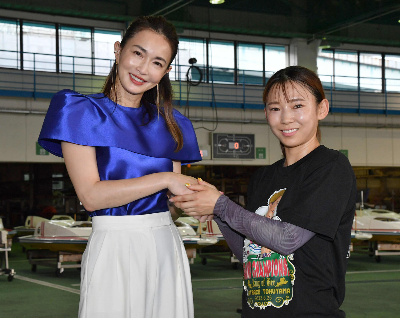 SGボートレースメモリアル最終日　福岡ボートレース場のピットに訪れ、4482守屋美穂（右）と握手を交わす女優の長谷川京子（撮影・岩下翔太）