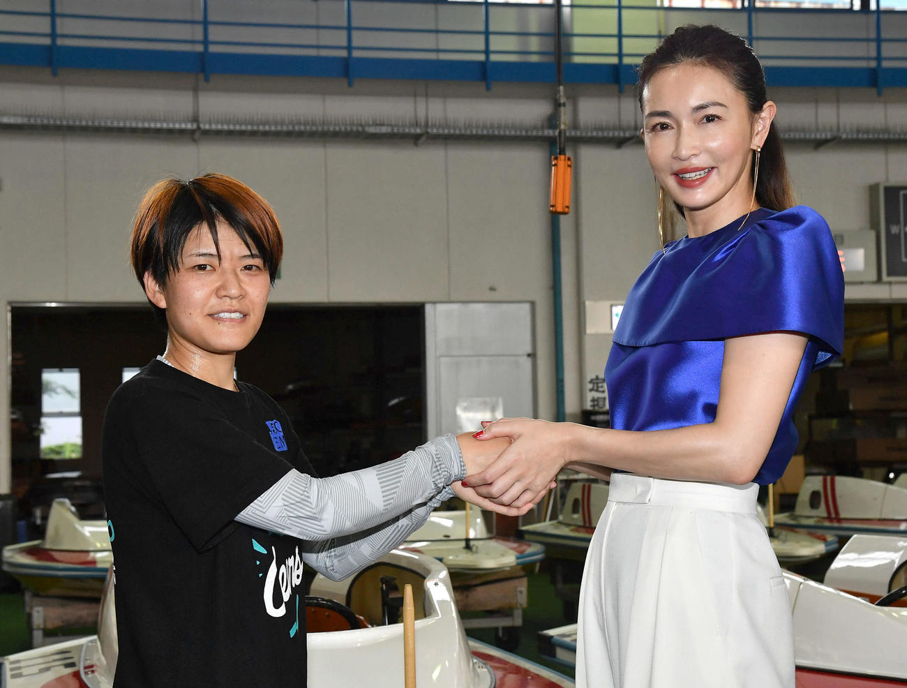 SGボートレースメモリアル最終日　福岡ボートレース場のピットに訪れ、4502遠藤エミ（左）と握手を交わす女優の長谷川京子（撮影・岩下翔太）