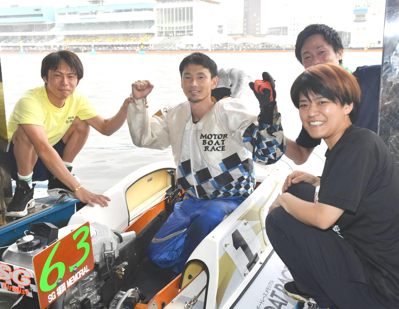 優勝した馬場貴也（中央）は長田頼宗（左）丸野一樹（右奥）遠藤エミから祝福される（撮影・岩下翔太）