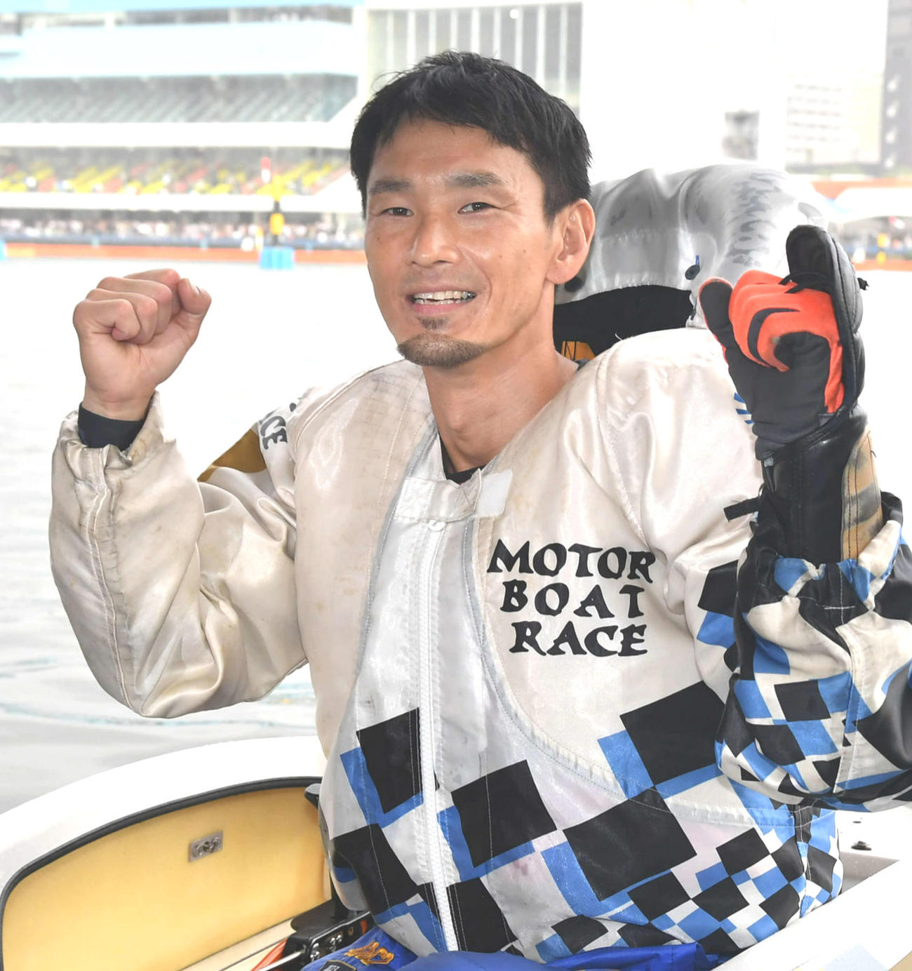 ボートレースメモリアルで優勝し、ガッツポーズする馬場貴也